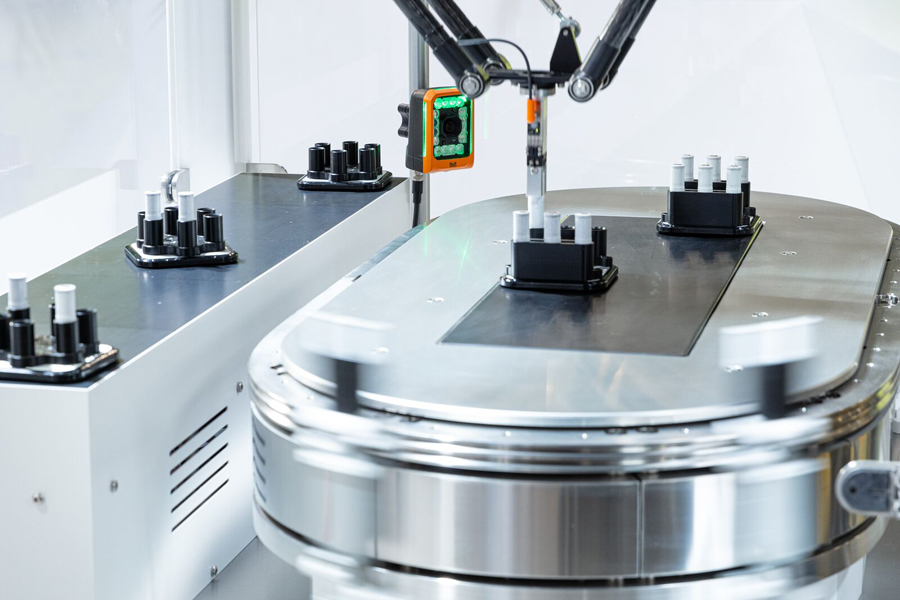 Hard real-time synchronization between tracks, robots, cameras and other equipment enables high-precision processing while battery cells remain on track and in motion at up to 5 meters per second.