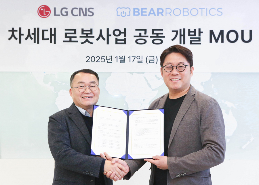 왼쪽부터 LG CNS 이준호 상무와 베어로보틱스 하정우 대표가 MOU 체결 후 기념 촬영을 하고 있다