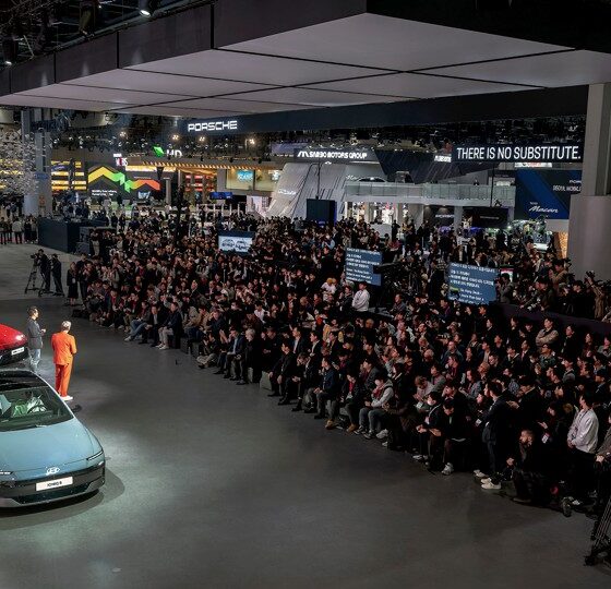 서울모빌리티쇼에서 현대차그룹의 전동화 전략과 신차들을 소개하고 있다