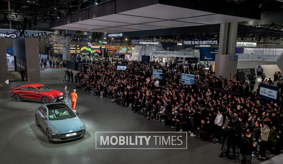 서울모빌리티쇼에서 현대차그룹의 전동화 전략과 신차들을 소개하고 있다