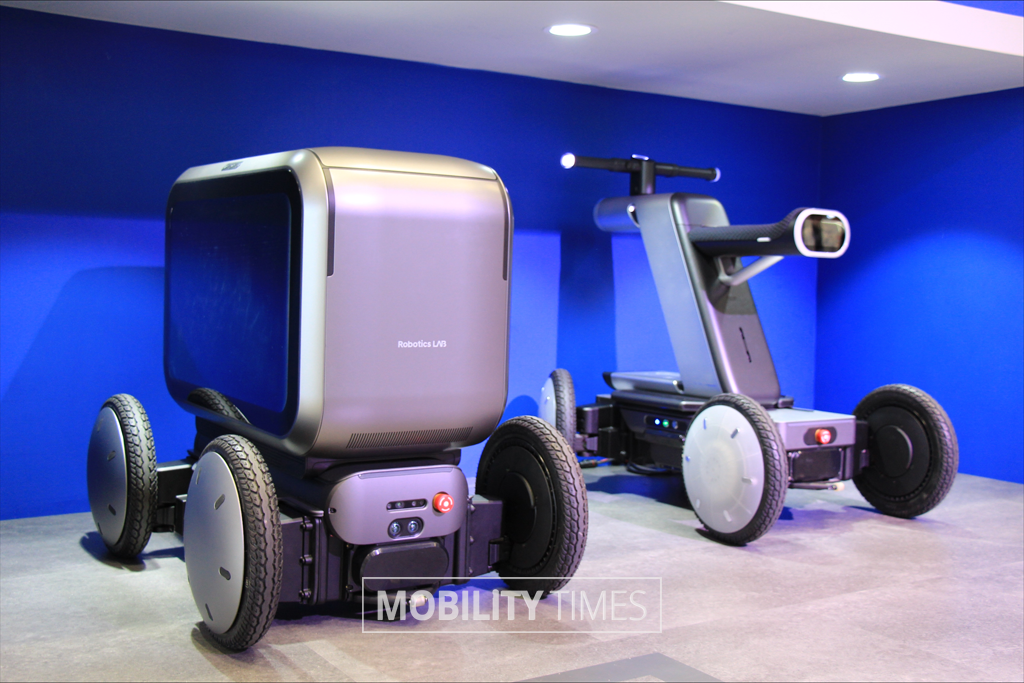 현대차그룹관에 전시된 ‘모베드 딜리버리(MobED Delivery)’(좌측), ‘모베드 어반호퍼(MobED Urban Hopper)’(우측)