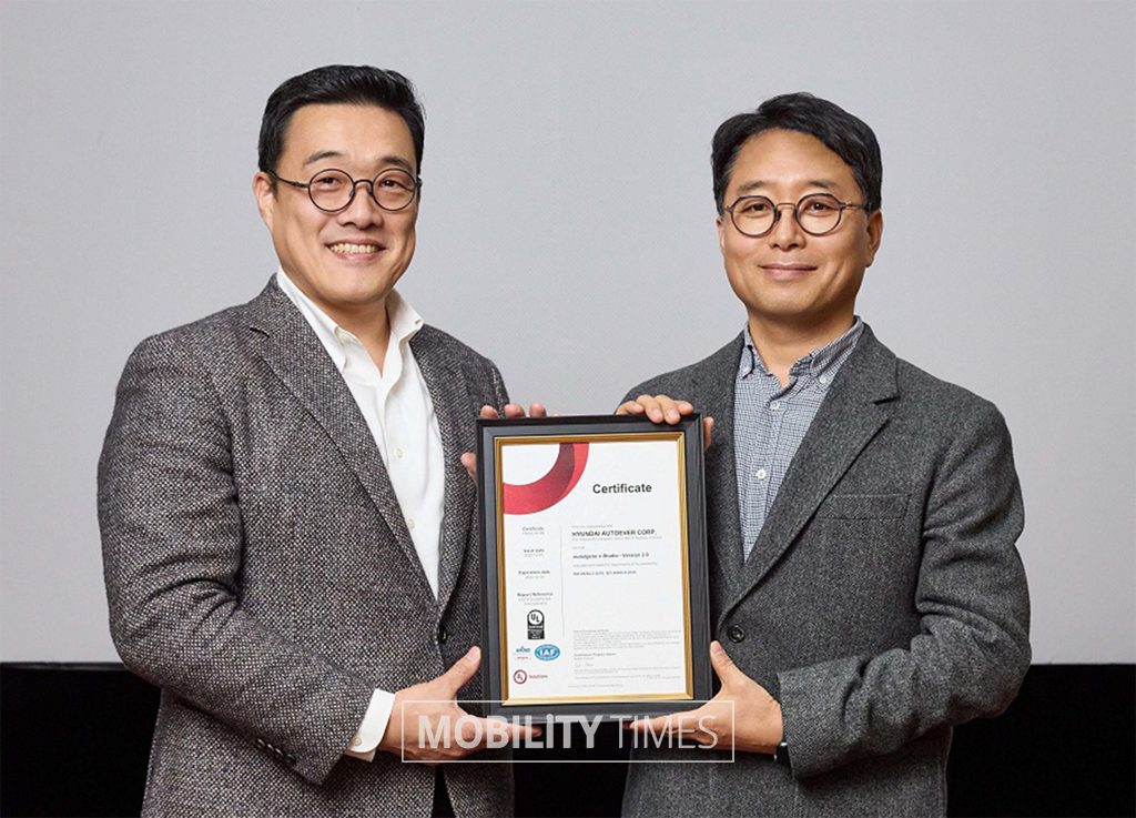‘모빌진 엑스-스튜디오’ ISO 26262 인증 기념 사진